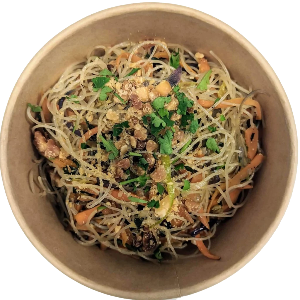 fideos de arroz salteados con verduras, salsa de soja, cacahuetes y hierbas aromáticas