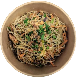 fideos de arroz salteados con verduras, salsa de soja, cacahuetes y hierbas aromáticas