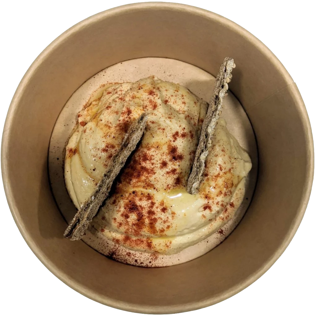 hummus de garbanzo, acompañado con pan de sésamo