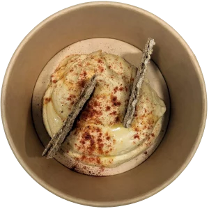 hummus de garbanzo, acompañado con pan de sésamo