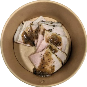 lomo asado con un recubrimiento de cebolla, ajo, romero y pimienta negra molidos