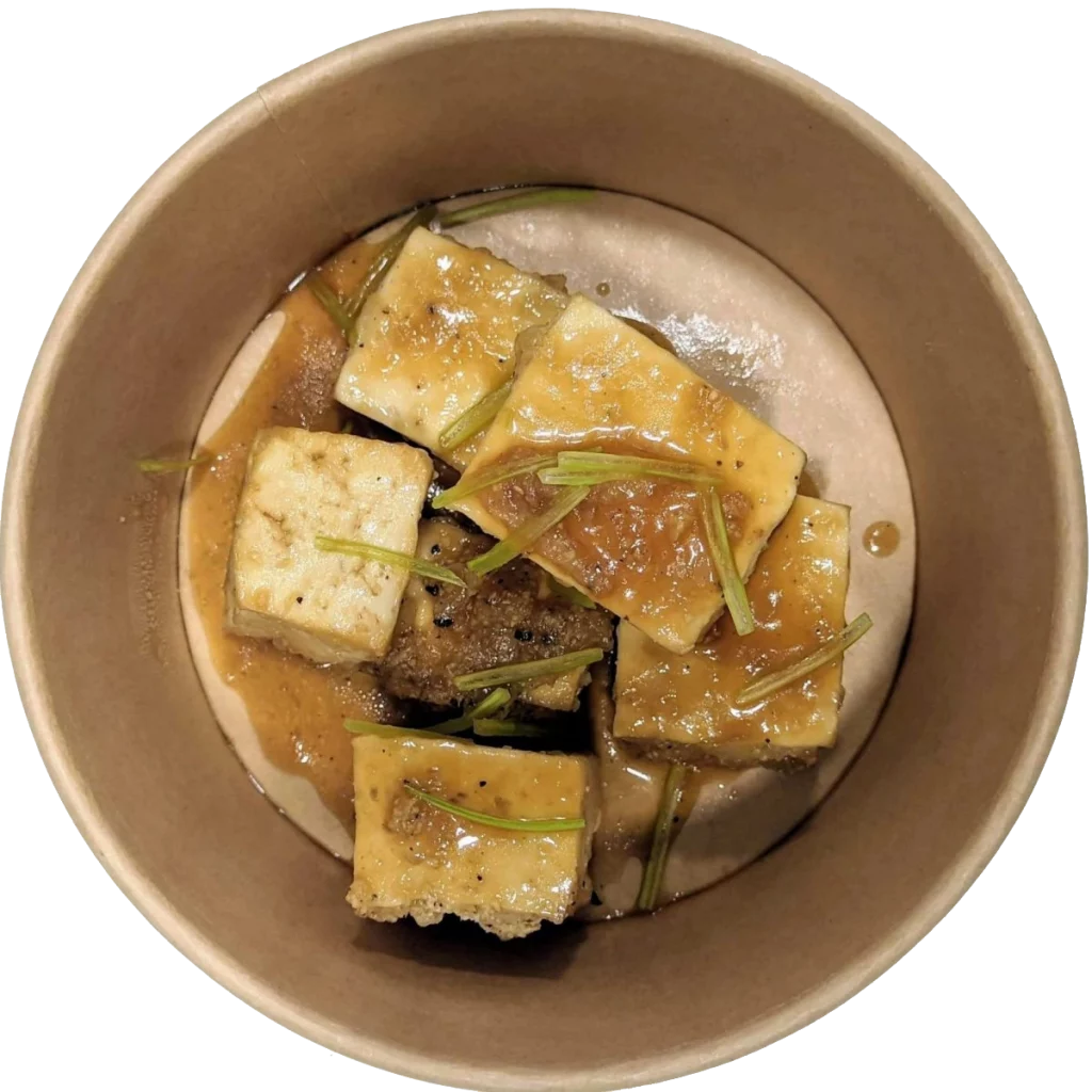 dados de tofu marinados, horneados y salteados con salsa de soja.