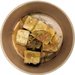 dados de tofu marinados, horneados y salteados con salsa de soja.