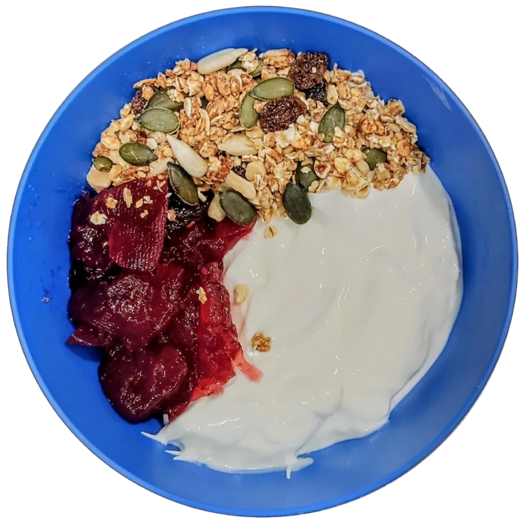 yogur griego con granola y compota de manzana y frutos rojos
