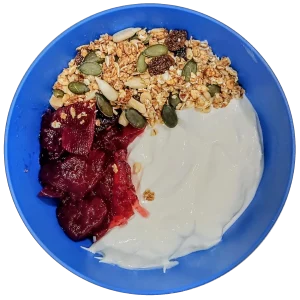 yogur griego con granola y compota de manzana y frutos rojos